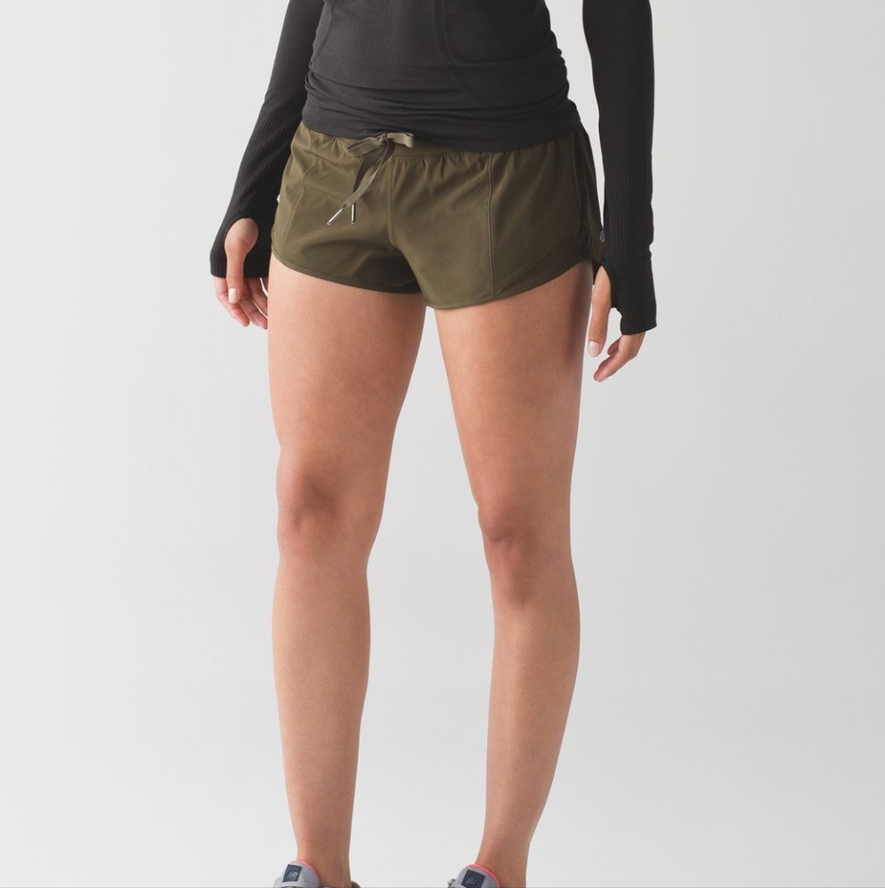 Lululemon Hotty Hot shorts size 8 in EUC - Picture 3 of 15